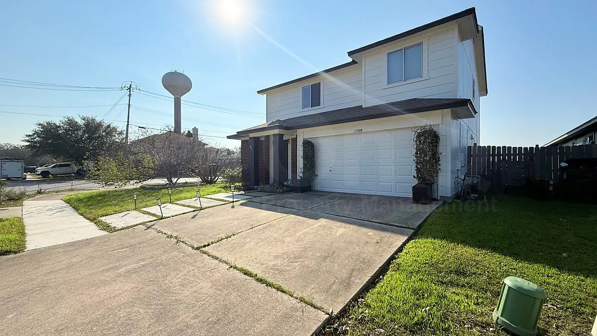 3 bed, 2.5 bath, 1589 sqft, $1,799 — Photo 3