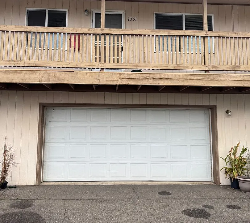 1049 W Lookingglass Rd