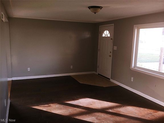 4th image of 711 Blossom Dr