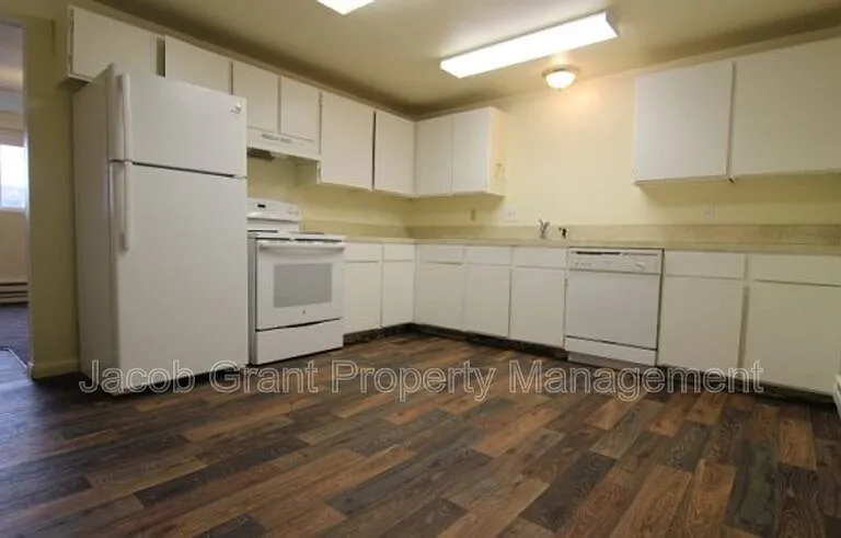 1380 E Poplar St #C — Photo 2