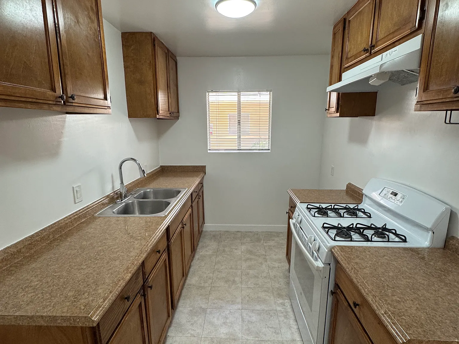 1550 N Harvard Blvd — Photo 2