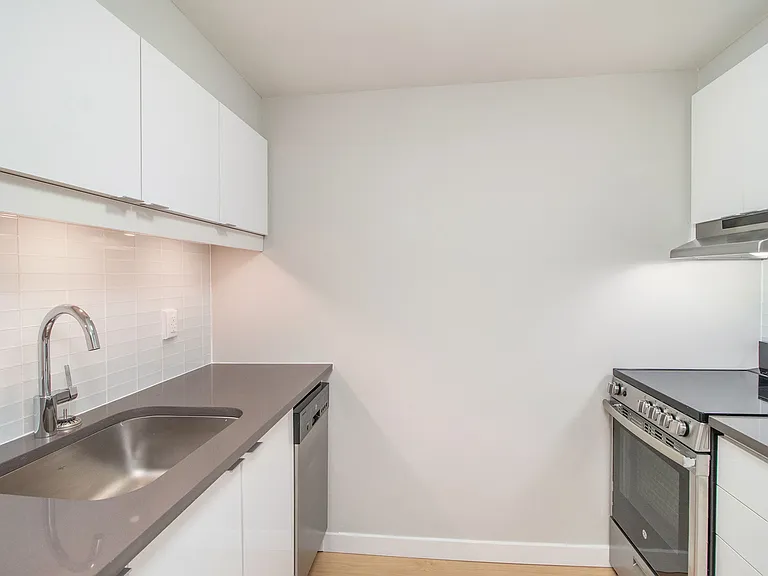 1161 Wellington St W — Photo 17