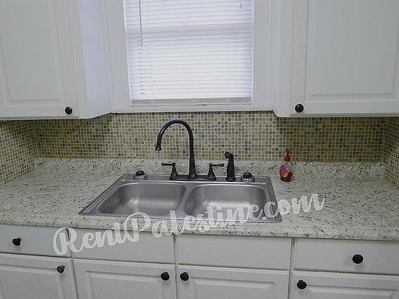 4th image of 204 E Neches St