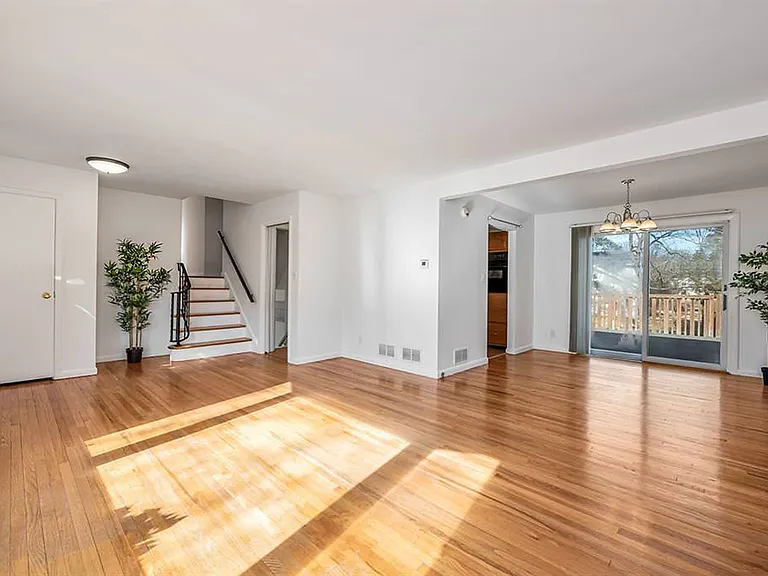 63 Susan Dr — Photo 6