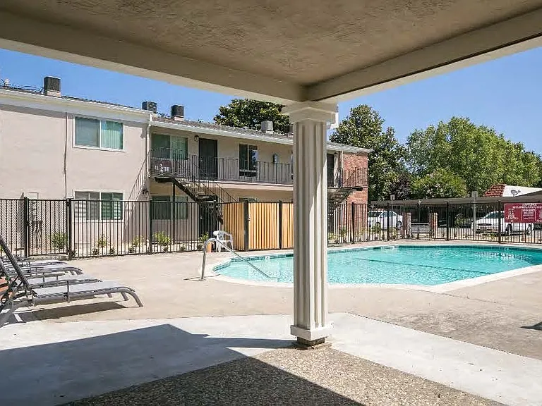Colony House Apartments — Photo 3