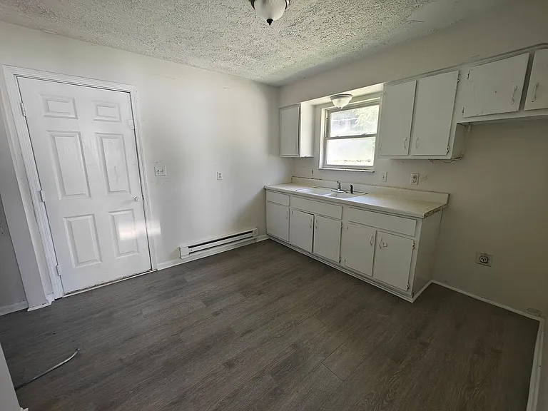 647 W Franklin St — Photo 9