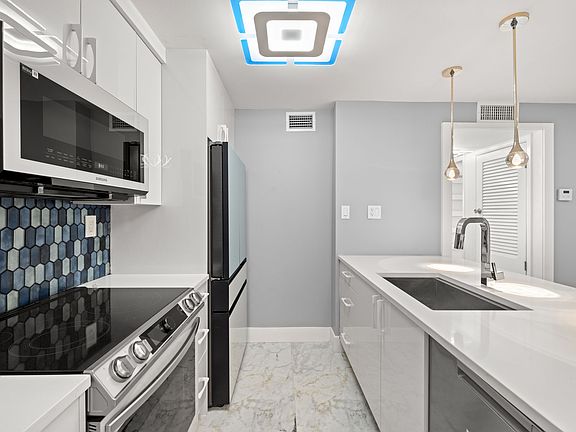 5th image of 106 Alameda Ct Unit 240