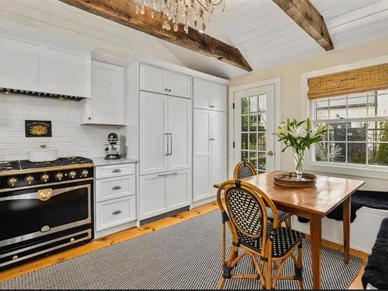 16 Wentworth Rd — Photo 2