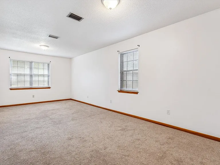 504 Farnell Ln — Photo 13