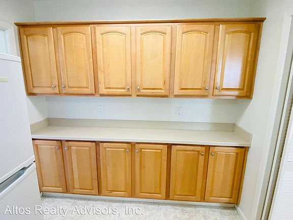 5th image of 2046 Emerson St