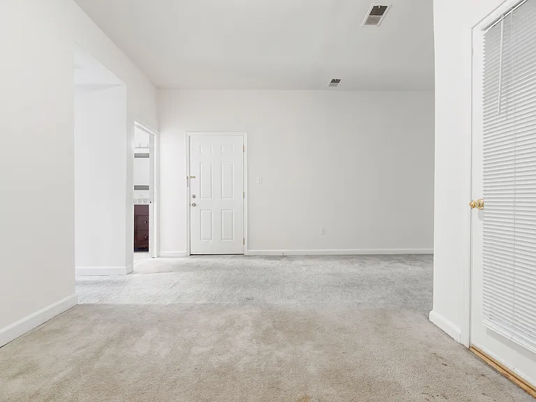 650 D St SE #1 — Photo 4