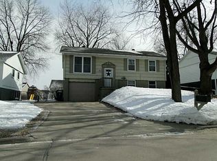 3009 Stratford Ln SW, Cedar Rapids, IA 52404