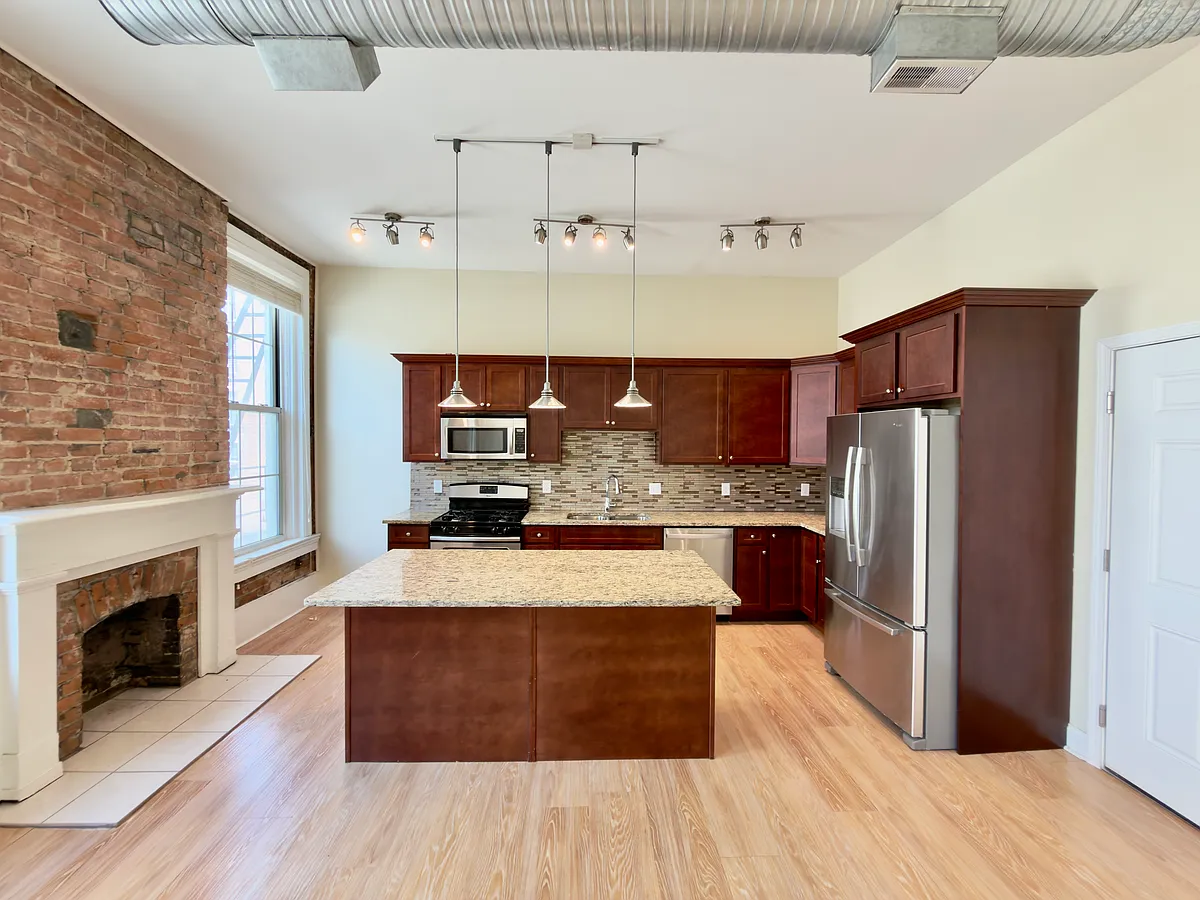 Building Photo - 814 Main St #3A