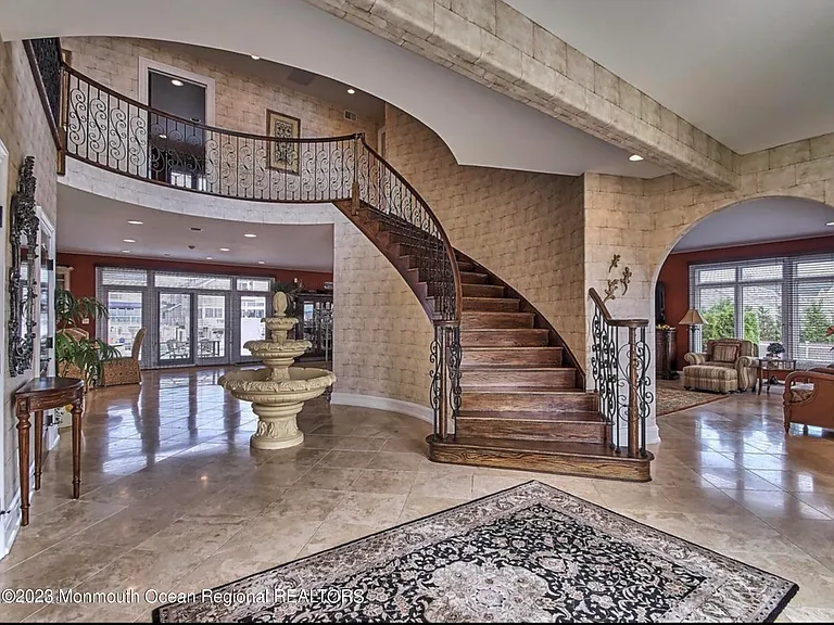 220 Pointe Dr — Photo 12