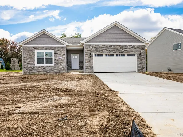 6064 Woodridge Ln, Grand Blanc, MI 48439