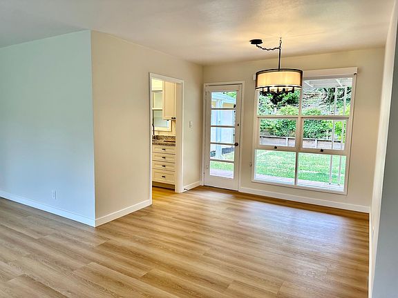 4th image of 1 Deer Hill Ct