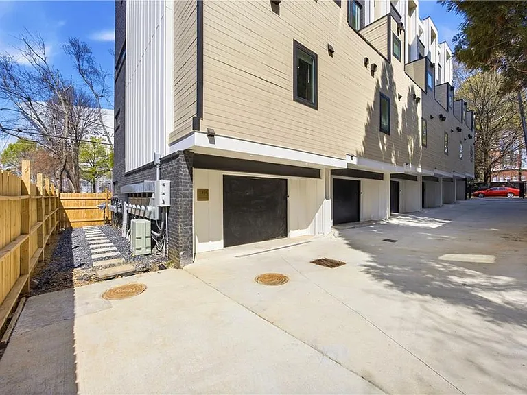 Markham St SW — Photo 34