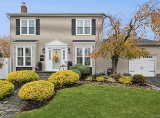 62 14th St, Hicksville, NY 11801