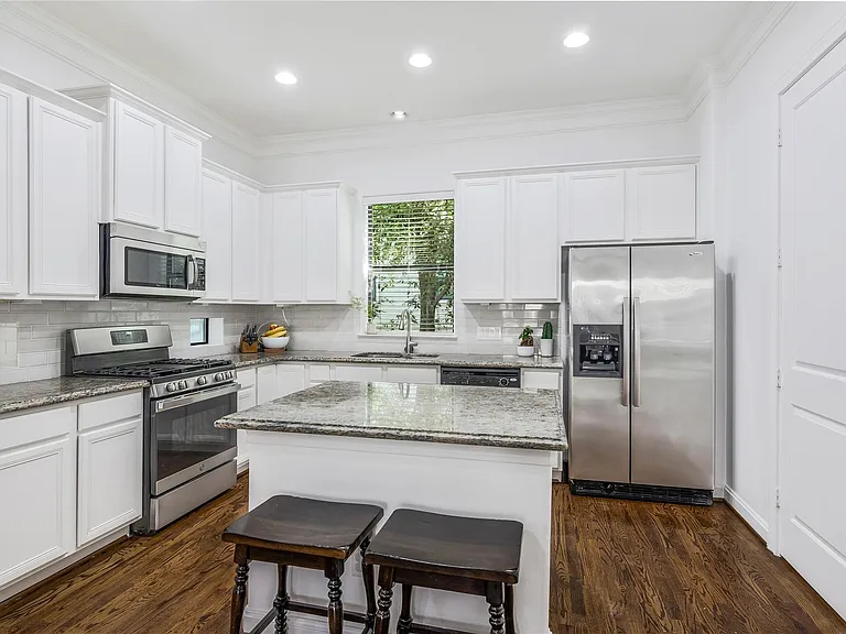 8817 Lakeshore Bend Dr — Photo 6