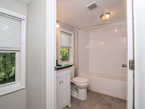 2nd image of 373A Main St #15394708