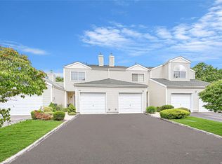 327 Prairie Ct, Manorville, NY 11949