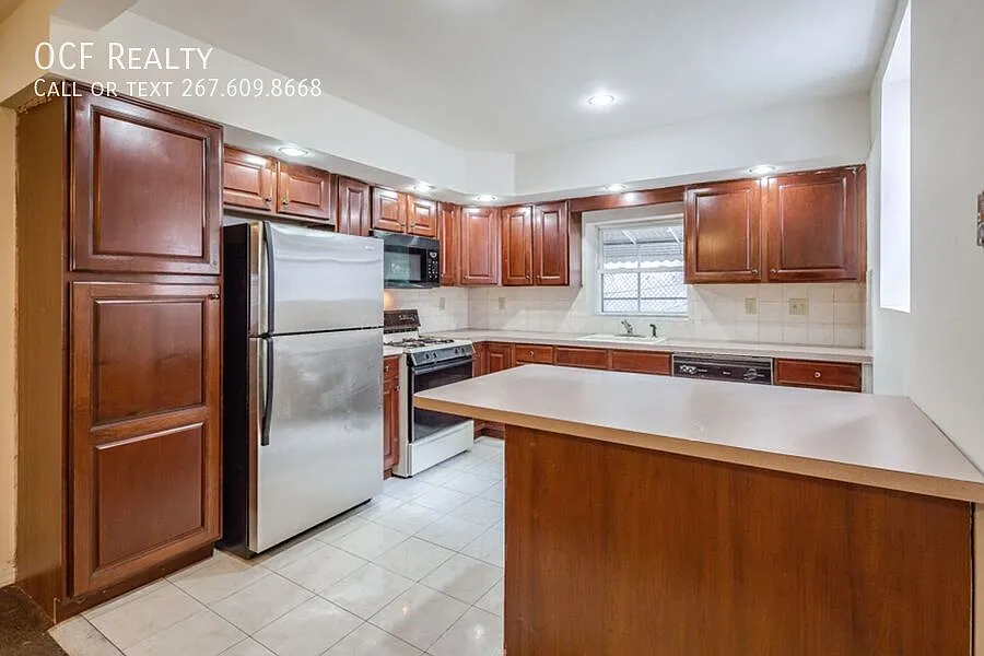 Three Bed Point Breeze Townhome — Photo 4
