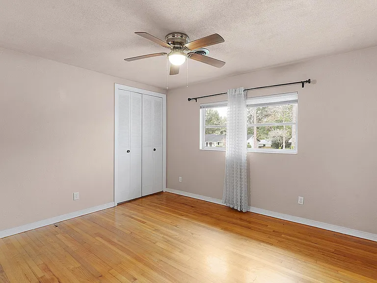 902 NE 17th Ter — Photo 19