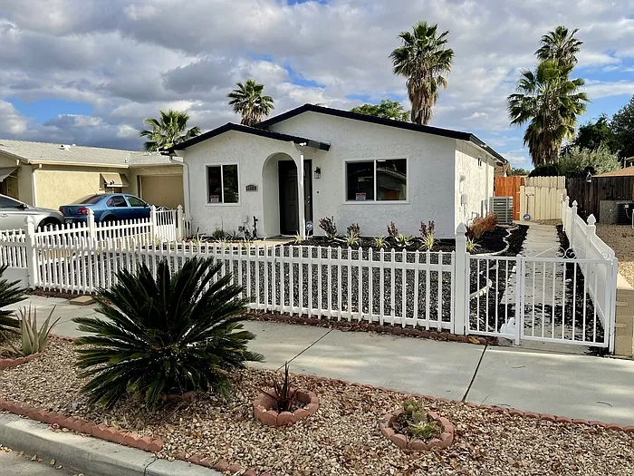1887 Calle Amargosa — Photo 3