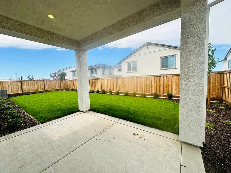 527 E Fiorino St — Photo 28