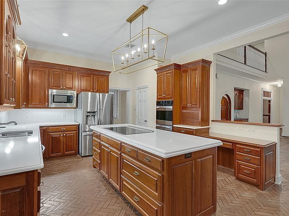 5th image of 770 Lakewood Ct