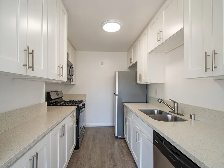 15128-44 Burbank Blvd — Photo 34