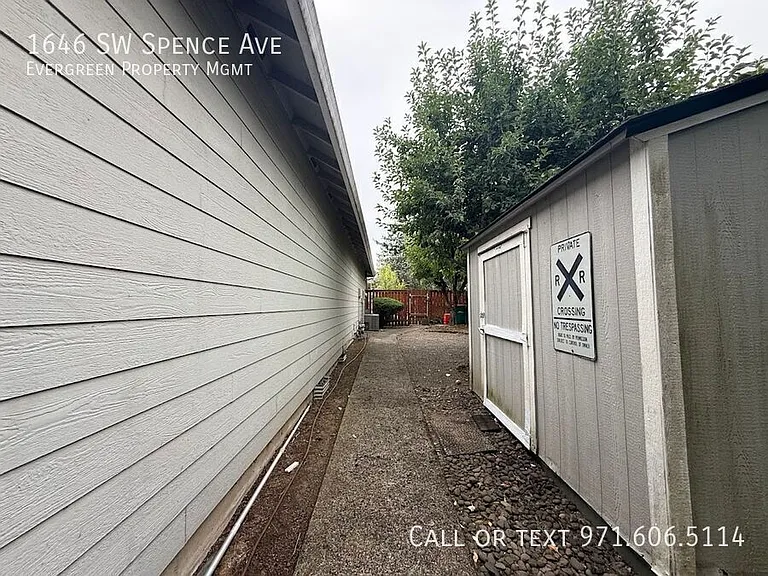 1646 SW Spence Ave — Photo 42