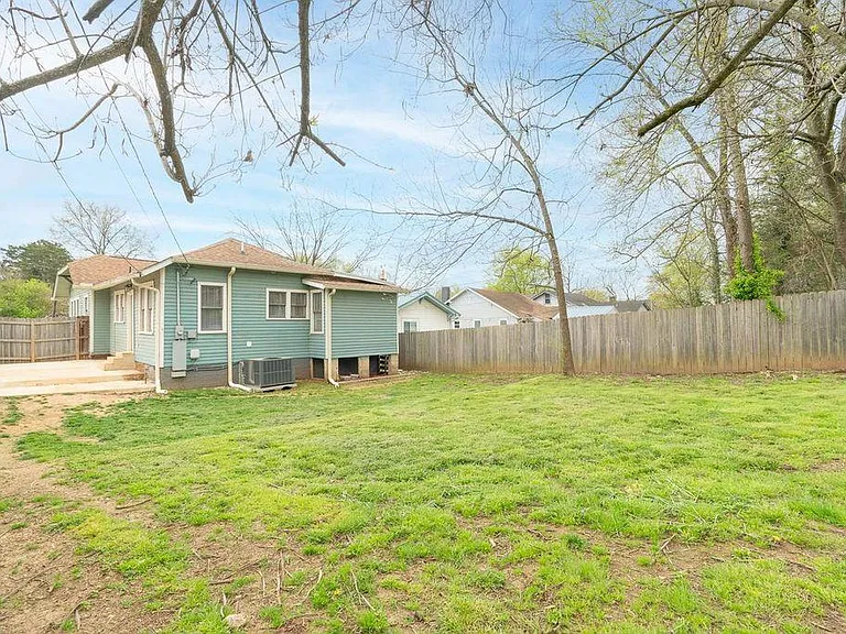 2443 Jefferson Ave — Photo 17