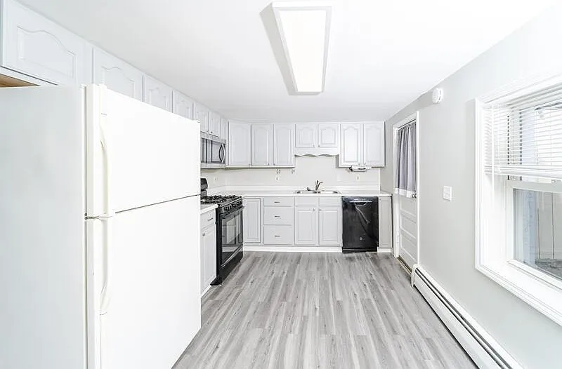 3 bed, 2.0 bath, 1600 sqft, $1,995 — Photo 3
