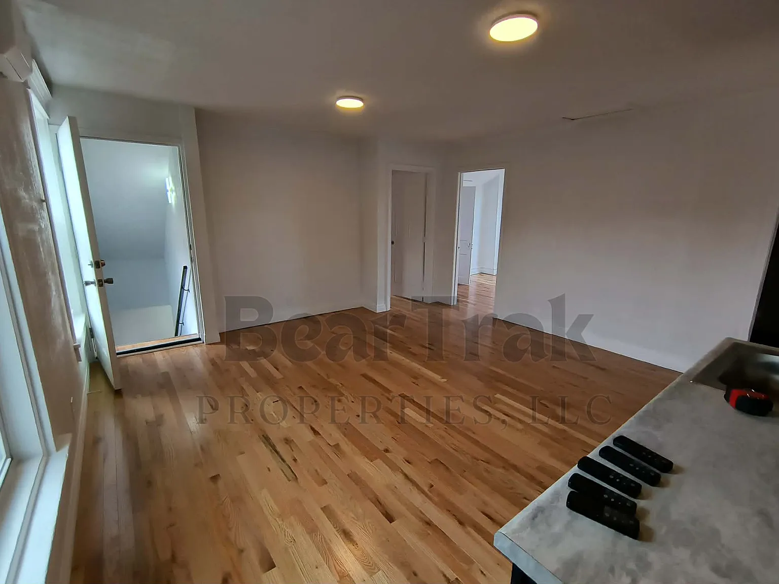 3 bed, 900 sqft, $825 — Photo 2