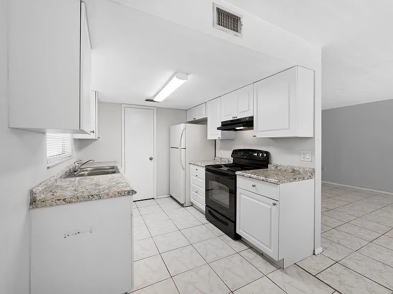 1767 Leo Ln S — Photo 24