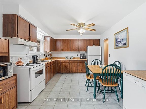 3rd image of 197 Chatterton Valley Cres