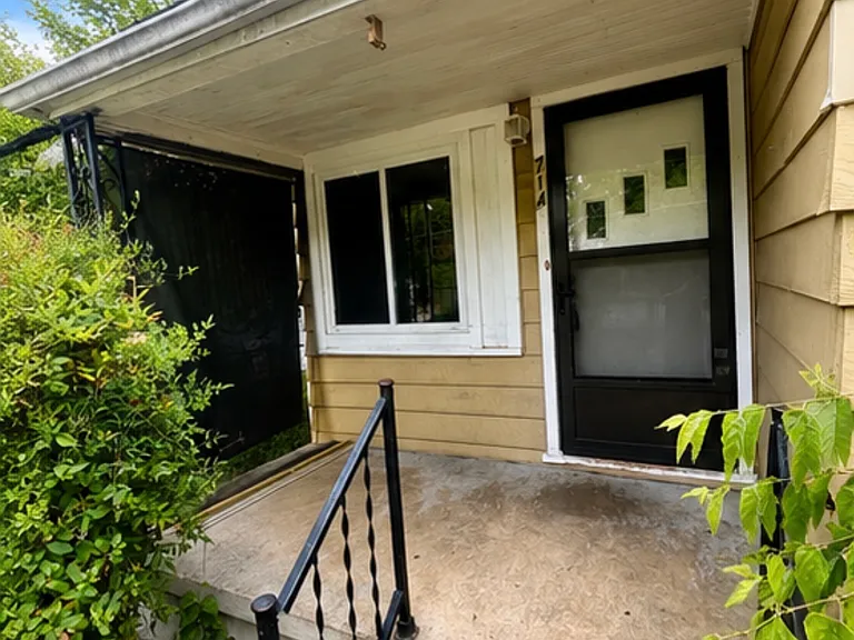 714 W Terrell St — Photo 4