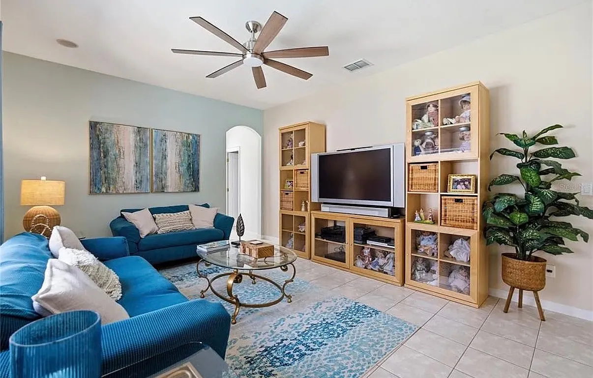 4 bed, 2400 sqft, $865 — Photo 4