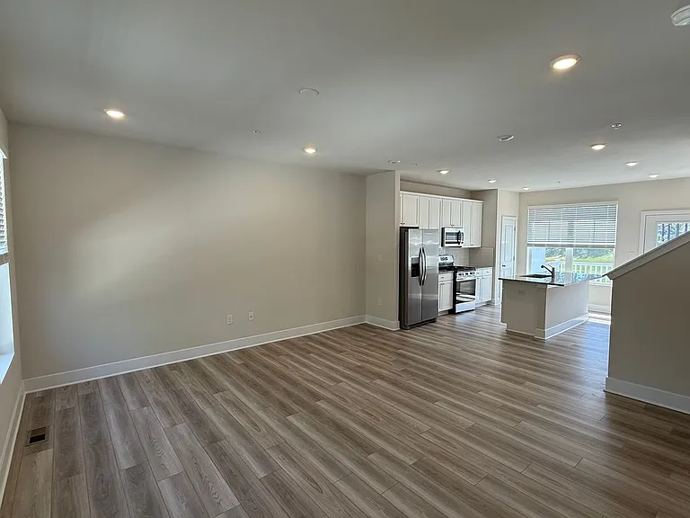 2104 Winterberry Ln — Photo 5