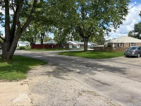 3 bed, 1.0 bath, 926 sqft, $1,300 — Photo 3