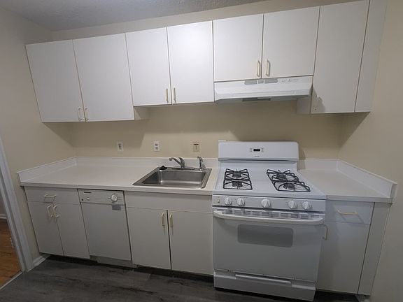 4th image of 576 Whitney Ave #F2
