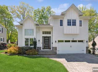 28 Sunset Ter, Tenafly, NJ 07670