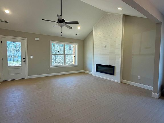 4th image of 18 Martin Ct