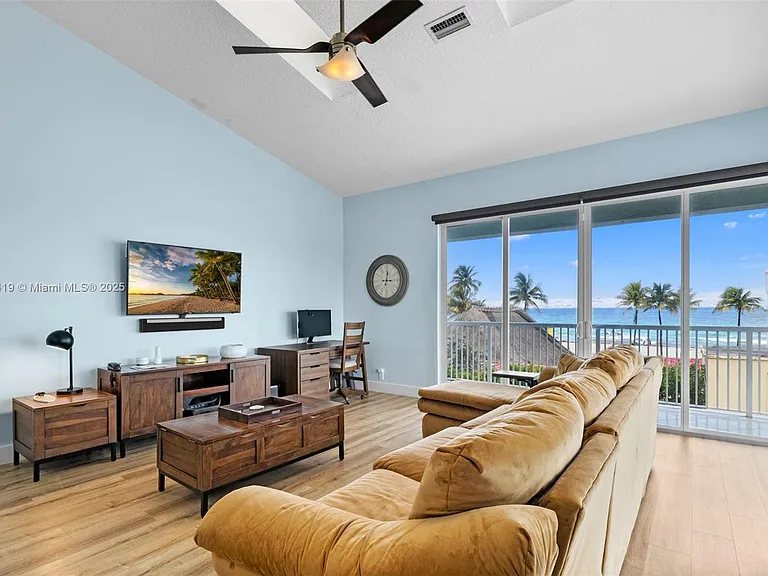 311 N Surf Rd — Photo 44