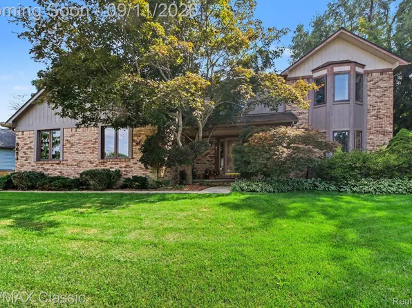 8651 Brazos Ct, White Lake, MI 48386