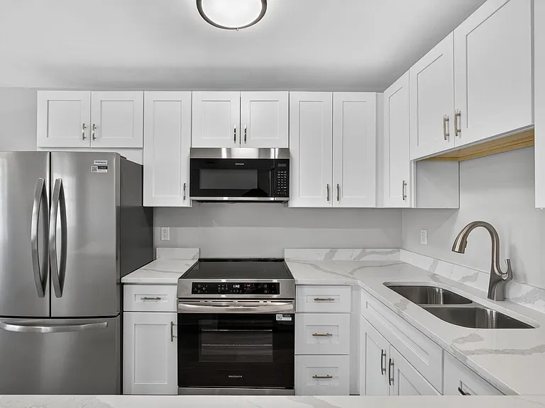 42 Easthampton B — Photo 13