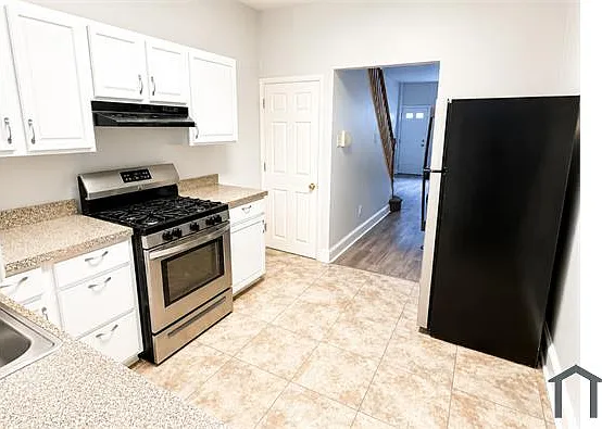 2642 N Bancroft St — Photo 2