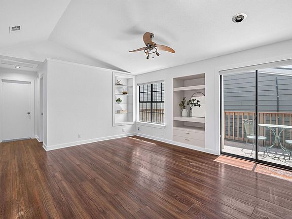 5th image of 2215 Post Rd APT 2072