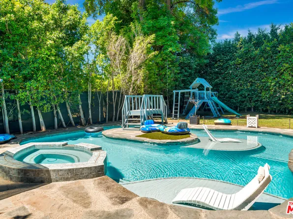 5923 N Corbin Ave, Woodland Hills, CA 91367